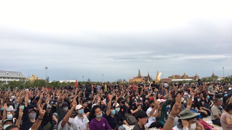 thai-protesters-submit-petition-for-monarchy-reforms-install-peoples-plaque-global-voices