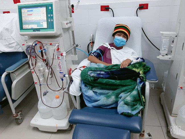 Enfant d'une dizaine d'années environ dans un hopital, recevant son traitement de dialyse