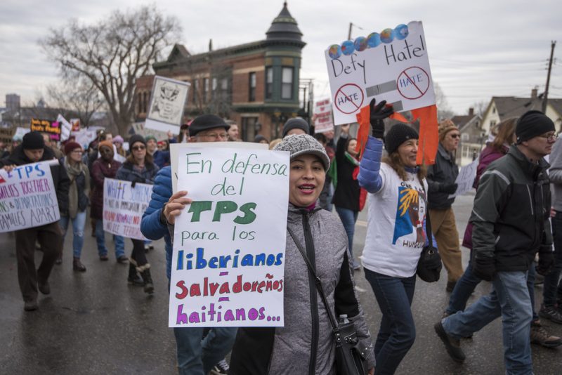 "Протестанты маршируют в поддержку иммигрантов" от Fibonacci Blue под лицензией CC BY 2.0 