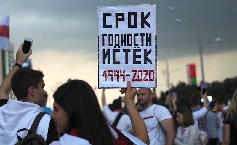 Des manifestants tiennent une pancarte avec écrit « La date d'expiration est arrivée à terme, 1994-2020 »