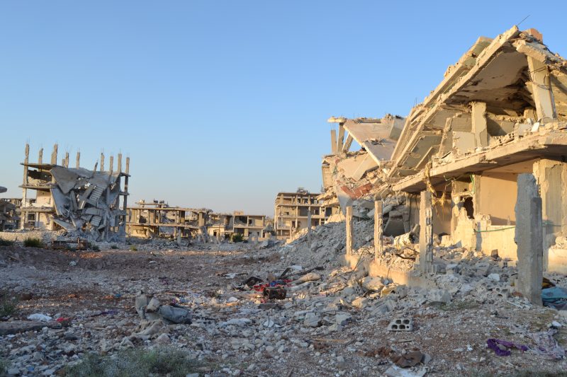 Des rues de Dara'a pleines de décombres, et des bâtiments en ruines.