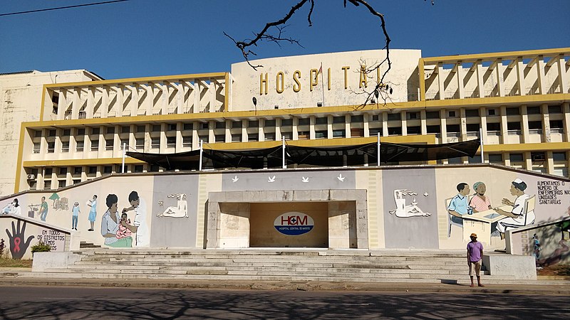 L'hôpital est un bâtiment à trois étages peint en jaune. A l'entrée, on voit des fresques communiquant des messages de prévention.