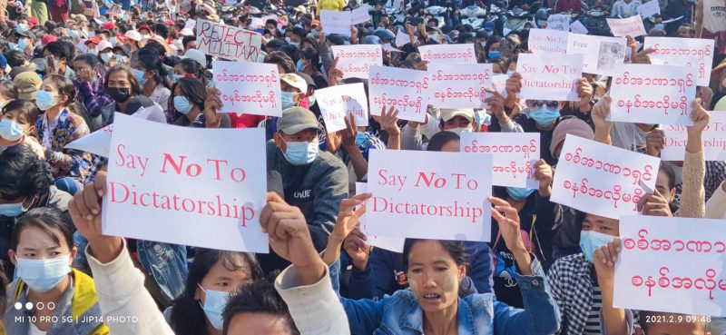 Une foule compacte de manifestants, brandissant des affiches avec des inscriptions en rouge clair, en anglais et en birman : « Refusez la dictature, rejetons les forces armées ».