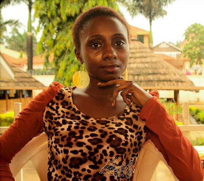 Portrait photo de la militante ougandaise Lindsey Kukunda. Elle est assise à l'extérieur et porte une robe à motif léopard.