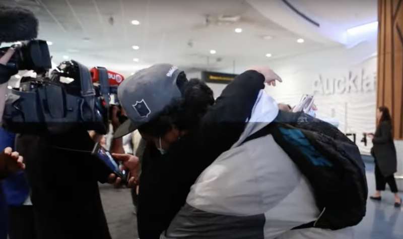 Des personnes se tombent dans les bras dans un hall d'aéroport