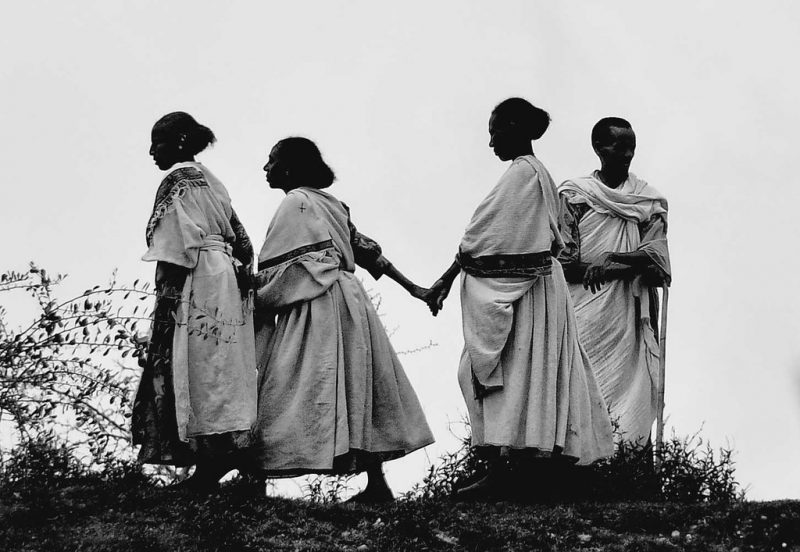 "Mulheres do Tigré, Etiópia" por Rod Waddington, licenciada sob CC BY-SA 2.0