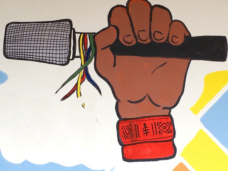 «Микрофон в руке»: картина на стене местной радиостанции в Коринто, Каука. Фото: Виллиан Мависой Мучависой.