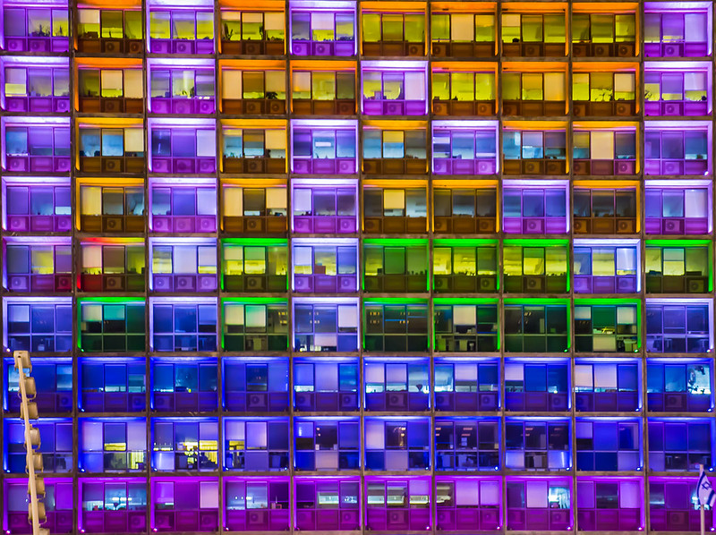 La facciata di un palazzo illuminato con i colori dell'arcobleno durante la settimana del Pride a Tel Aviv, Israele, 2015 <a href="https://www.flickr.com/photos/ewolivera/26150354576/in/photolist-FQPpmm-bAeA8M-8suJwx-9yrkWb-zdQB1q-kAVdLJ-2mgC7AU-yXqfNb-2kikVJP-E9RkXe-DLAvpV-23rfC7K-2kLMdKN-eGi6Pe-2kLQEKL-CXrVoi-2kcTuFr-2kXYu7w-5at2oH-2kkKWQm-2fs9ZKT-LV4HM6-28SCRcB-DsJrBf-2kcbXsQ-2kLRpmU-Y6nwEG-2kLMdHD-2kLQXQx-DSw6df-2kLQXLE-2kLMdJk-dD1aGD-2kcTuFB-Zd9TjW-DLA7eX-2kc9LTc-dtwDQZ-YF1NBr-Jqjvww-2hiCA9i-2i8kJAP-2kYGtj6-2kcXFaJ-up7wWP-bDYhzH-Z3L4QS-vcHfxN-2mrQsfz-2mthGTu">Photo</a> by Edgardo W. Olivera (<a href="https://creativecommons.org/licenses/by/2.0/">CC BY 2.0).</a>
