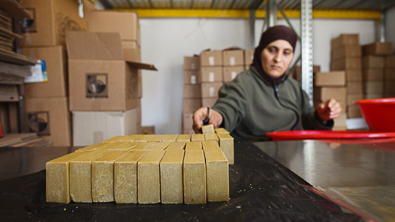 Femme arabe travaillant dans un entrepôt