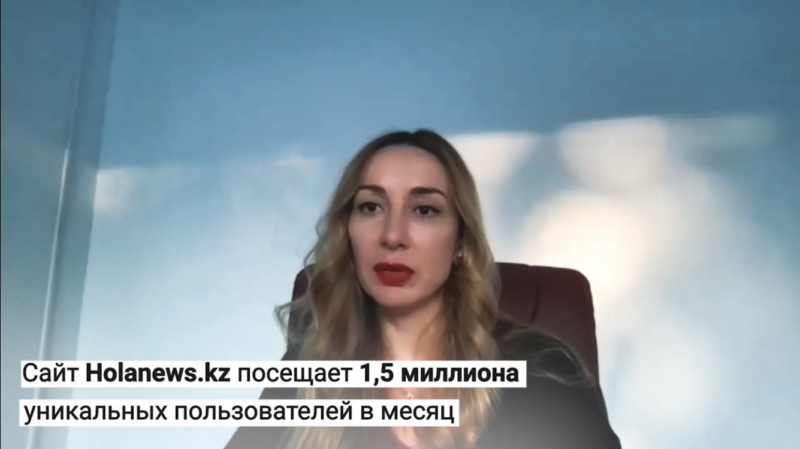 Former Hola News editor Zarina Akhmatova during an interview about the blocking of their website. The caption reads "Every month, 1.5 million unique users visit the site Holanews.kz." Screengrab from the YouTube channel <a href="https://youtube.com/watch?v=Bop0QRycaEU">Dergachyov Insight</a>.
