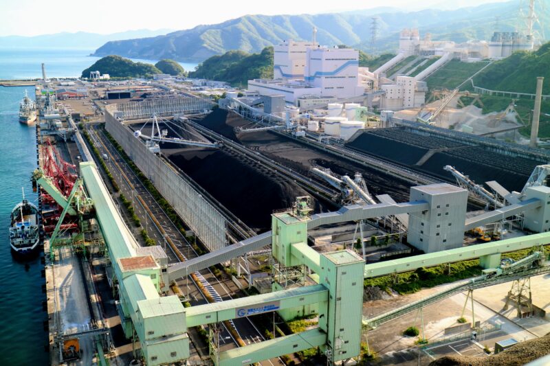 Thermal coal terminal at the Hokuriku Denryoku electric generation plant, Tsuruga, Fukui. Photo by Nevin Thompson, CC BY 3.0