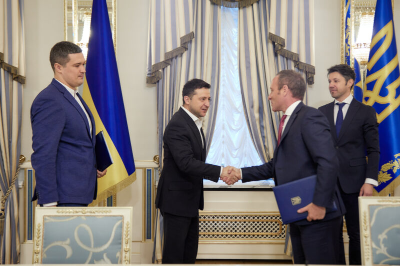 Officials from the Ministry of Digital Transformation of Ukraine and representatives of Apple Inc. sign a memorandum of understanding on 30 November, 2021, with President Volodymyr Zelenskyy present. Photo from president.gov.ua, CC BY 4.0.