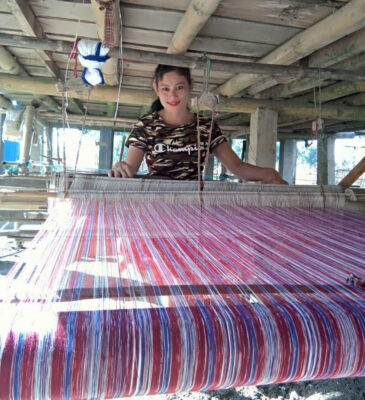 Ranu Doley working in her loom in the Bonkuwal Balichapori village of Golaghat. Image credit: NEADS. Used with permission.