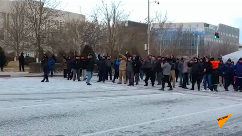 Протестующие собираются в Мангистауской области утром 4 января. Скриншот с YouTube-канала Sputnik Казахстан. Добросовестное использование.