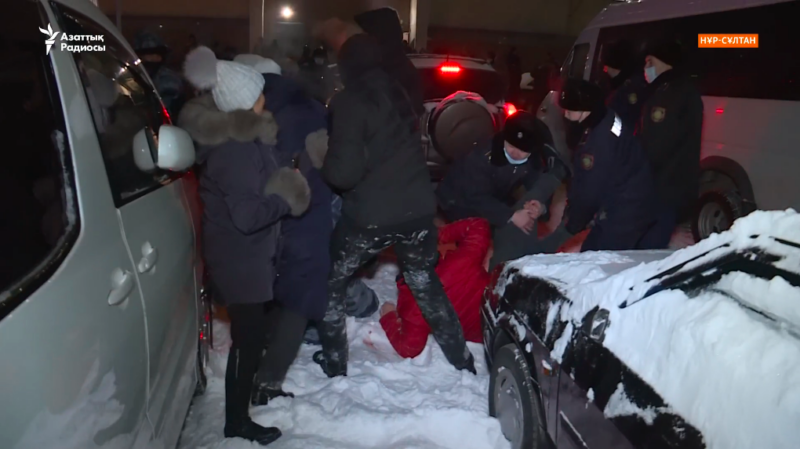 Полиция задерживает протестующих в Нур-Султане вечером 4 января. Скриншот из видео «Азаттык». Добросовестное использование.