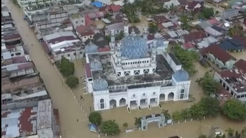 Heavy floods leave over 30,000 displaced in northern Sumatra, Indonesia