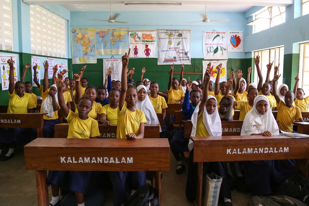"Estudantes da sétima série do primário na Escola Primária Zanaki na Tanzania" por World Bank Photo Collection sob a licença CC BY-NC-ND 2.0