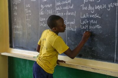 "Семиклассник в Начальной школе Джанаки в Танзании" из World Bank Photo Collection, лицензия CC BY-NC-ND 2.0