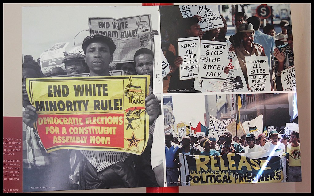 « Manifestations anti-apartheid au début des années 90 » de Nagarjun porte la mention CC BY 2.0 .