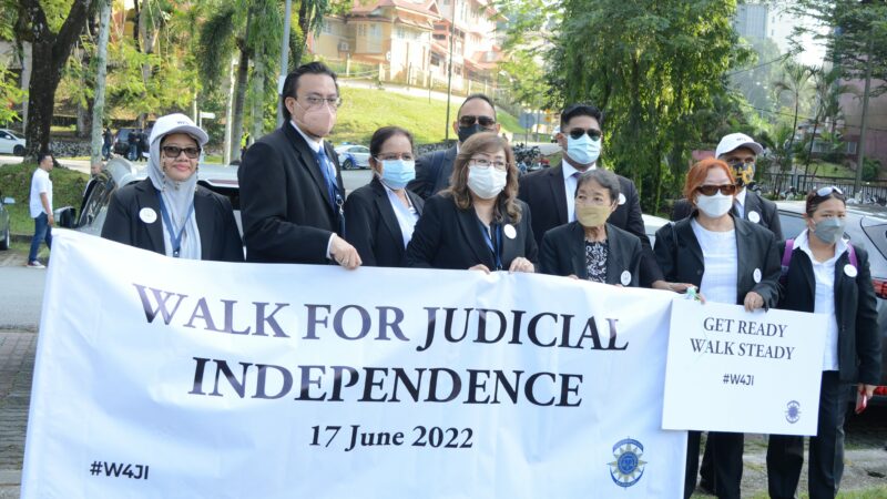 Lawyers during the 'walk for judicial independence.' <a href="https://twitter.com/malaysianbar/status/1537724633276764160/photo/3">Photo</a> from the Twitter post of Malaysian Bar.
