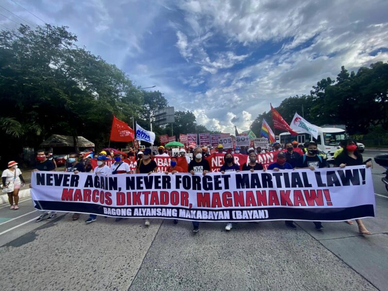Faixa de protesto onde se lê "Nunca mais, Nunca Esqueceremos a Lei Marcial. Marcos, Ditador, Ladrão".