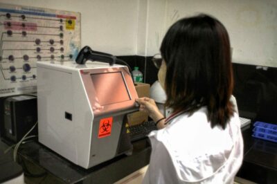 A Klinika Bernardo medical technologist operating a testing machine.