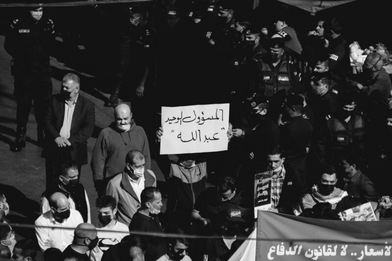 مُحتج يرفع لافتّة تقول، "المسؤول الوحيد هو عبد الله".