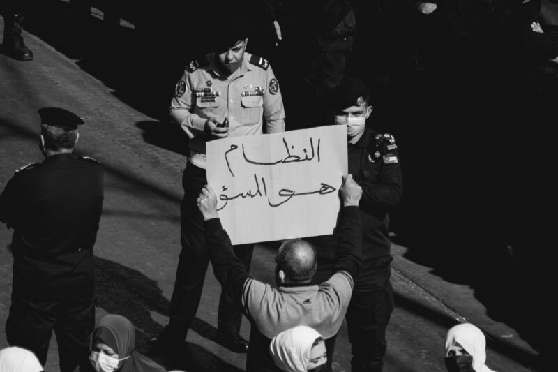 مُحتج يرفع لافتّة تقول، "النظام هو المسؤول".