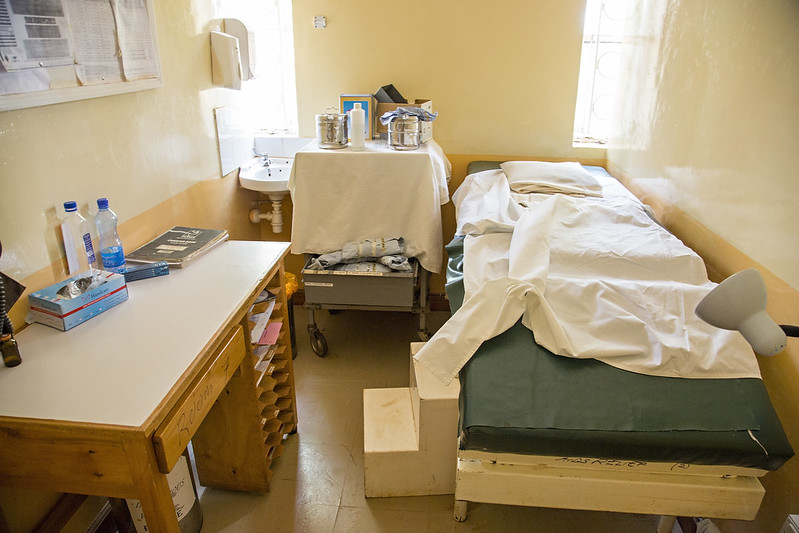 A photo of a room in a Kenyan Hospital. Image source SIM USA. Attribution-ShareAlike 2.0 Generic (CC BY-SA 2.0)