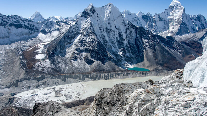 Glacier Imja entre pics enneigés.