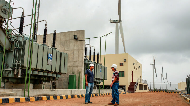 Uma estação de geração de energia eólica localizada no distrito Thatta, Paquistão. Energia eólica responde por apenas aproximadamente 6% do total de eletricidade produzida no país. Imagem via Flickr por Asian Development Bank. CC BY-NC-ND 2.0.