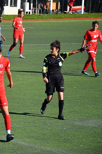L'arbitre de football féminin turc Dicle Öz. La photo par CeeGee est sous licence CC BY-SA 4.0.
