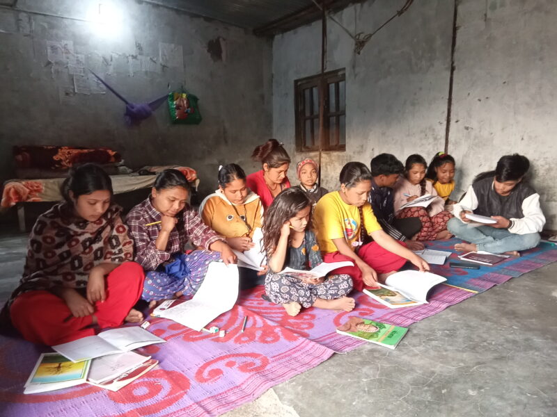 Estudantes aprendendo o idioma kusunda em um albergue no centro-oeste do Nepal. Foto de Uday Raj Aaley. Usada sob permissão.