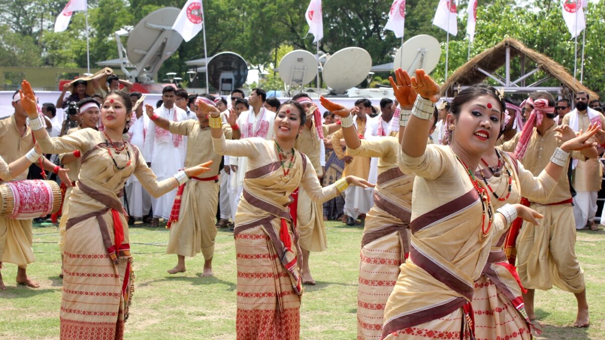 Bihu dance performance in Guwahati Assam. Image by Subhrajit via Wikimedia Commons. CC BY-SA 3.0