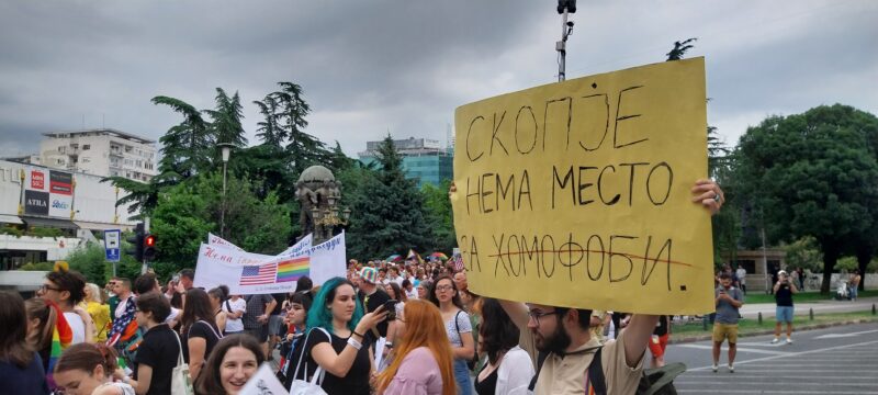 "Skopje has no place for homophobes," a banner at Skopje Pride 2023, June 24, 2023. Photo by Global Voices, <a href="https://creativecommons.org/licenses/by/3.0/">CC-BY</a>. 