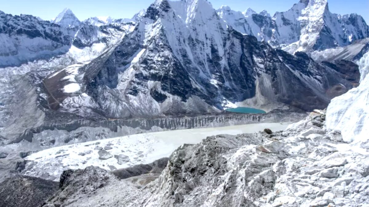 تحول نهر إيمجا الجليدي بالقرب من جبل إيفرست إلى بحيرة كبيرة خلال السنوات 20 الماضية. الصورة: كيريل روسيف عبر نيبالي تايمز. مصرح باستخدامها.