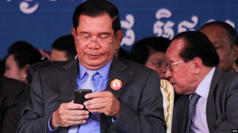 Hun Sen viewing phone