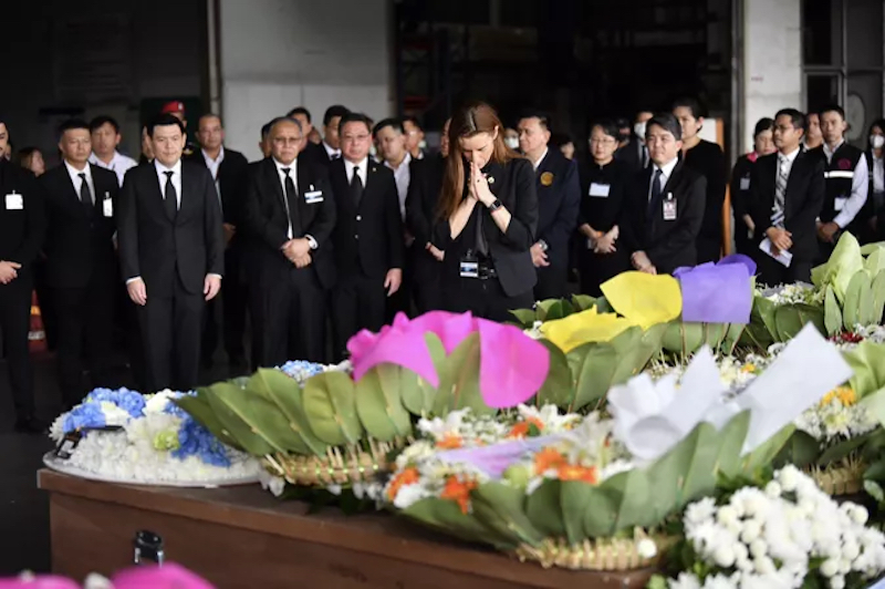 Israel’s Ambassador to Thailand Orna Sagiv pays her respects to the eight Thai workers whose bodies were flown home from Israel at Bangkok airport on 20 October. The bodies of 22 others are still being identified. Photo courtesy: Khaosod English via Nepali Times. Used with permission.
