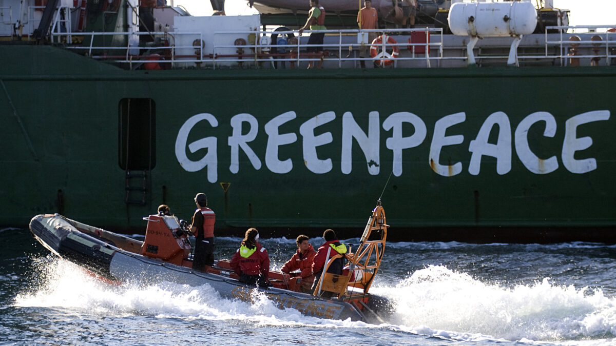 Greenpeace activists are protesting in front of the Angra dos Reis (RJ) nuclear power plants, denouncing the Brazilian government's decision to invest in building Angra 3 while neglecting the country's vast wind energy potential. Rio de Janeiro. 07/04/2009. Image via Flickr by Greenpeace/Alex Carvalho. CC BY-SA 2.0.