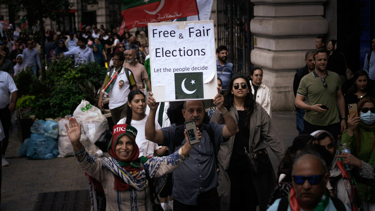 Protest of PTI supporters in London echoing Imran Khan's call for free and fair elections in Pakistan. Image via Flickr by Alisdare Hickson. CC BY-SA 2.0.