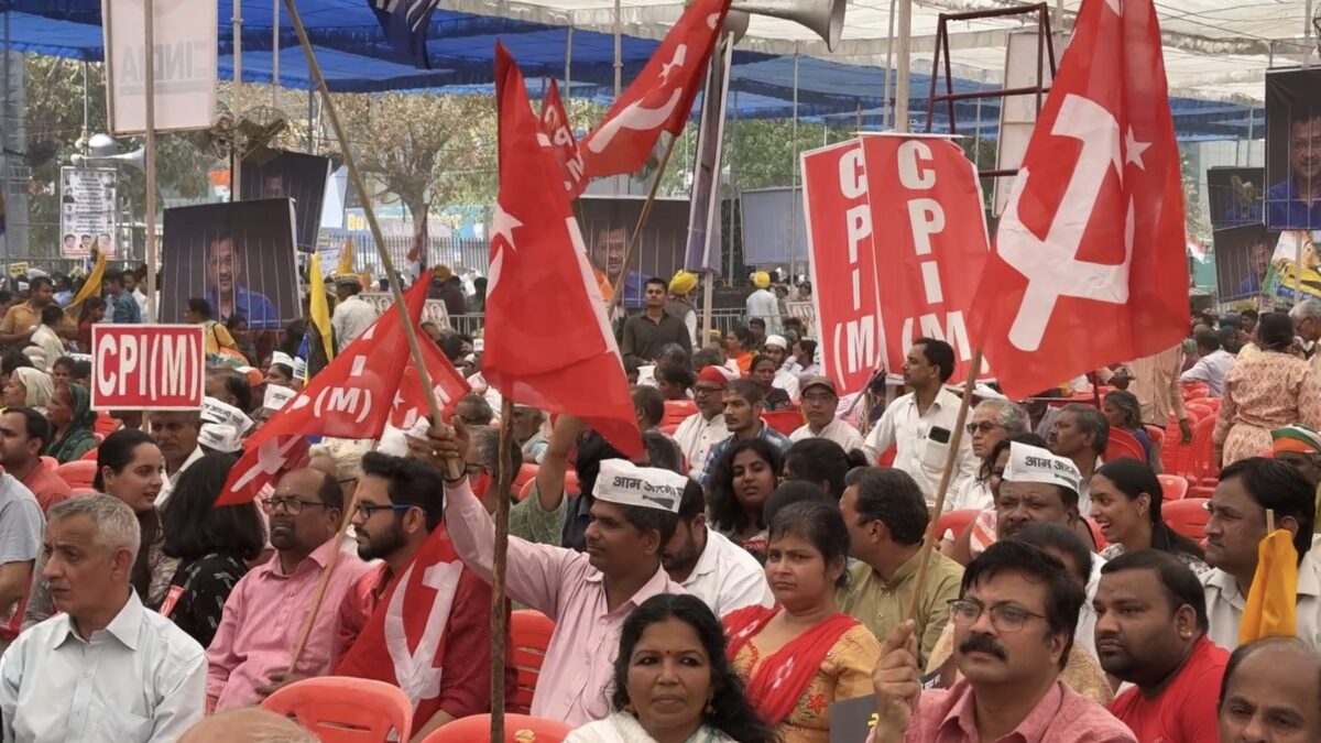 Manifestação "Salve a Democracia" por I.N.D.I.A em Ramlila Maidan em Deli, Índia. Captura de tela de um vídeo no Flickr de @InOldNews. CC POR 2.0. 31 de março de 2024.